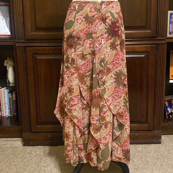 Bandolino size 4 long skirt lots of ruffles/layers - Picture 6 of 9